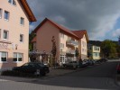 ein Caf gegenber des Klinikgebudes